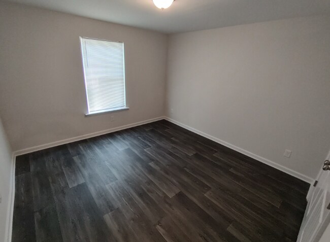 Building Photo - Move in Ready! Easy & Quick move-in process