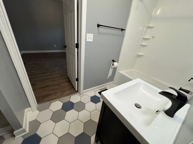 Building Photo - Fountain Square 3 Bed 2 Bath with fenced in backyard