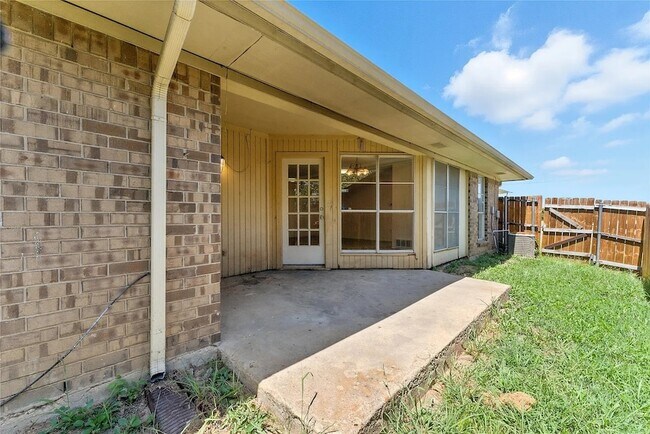 Building Photo - 6907 W Cleburne Rd