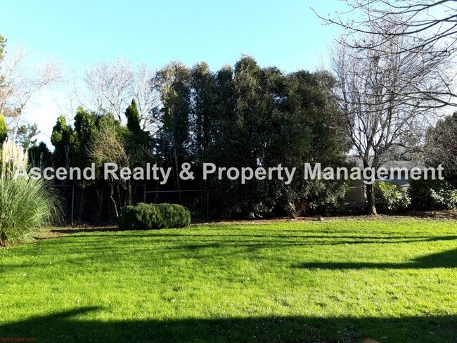 Building Photo - 4 Bed on Cul de Sac, Fenced Yard, Quick Access to Schools, Outlet Mall, Troutdale Station Food Ca...