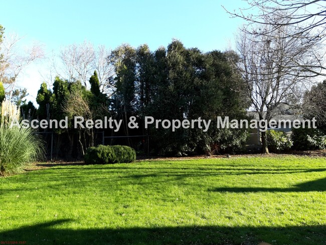 Building Photo - Updated 4 Bed on Cul de Sac, Fenced Yard, ...