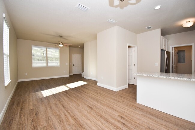 Building Photo - 2600 SW 35th Place #10 (Heather Lane)