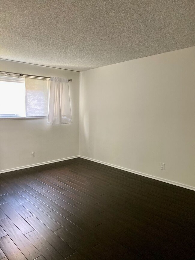 Building Photo - SPACIOUS 2 BEDROOM 1 BATH CONDO