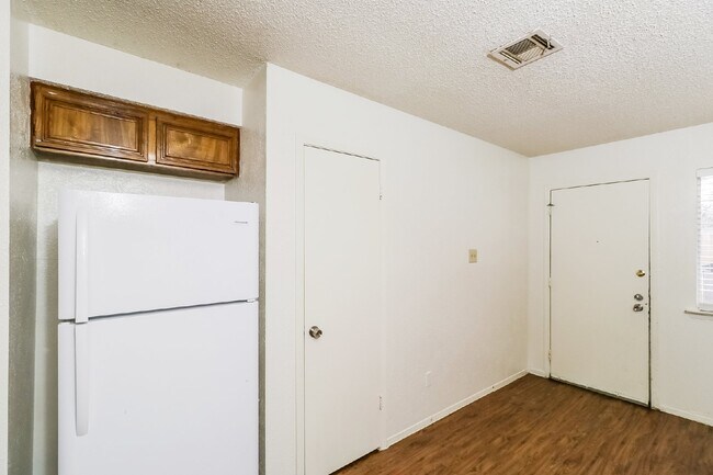 Building Photo - 323 W William Cannon Dr
