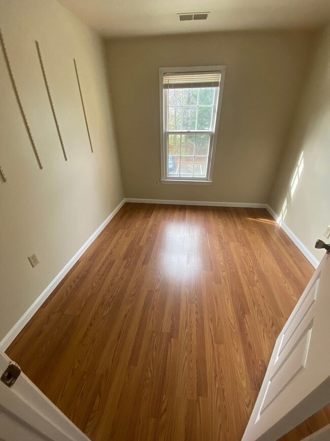 Building Photo - A three bedroom plus den, three and one half bath townhouse conveniently located in Rockville Mar...