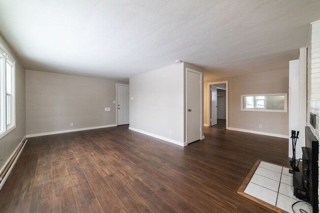 Building Photo - 172-172 NE Juniper St