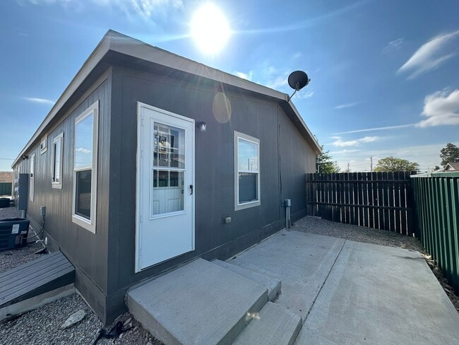 Building Photo - 3 Bed 2 Bath Duplex