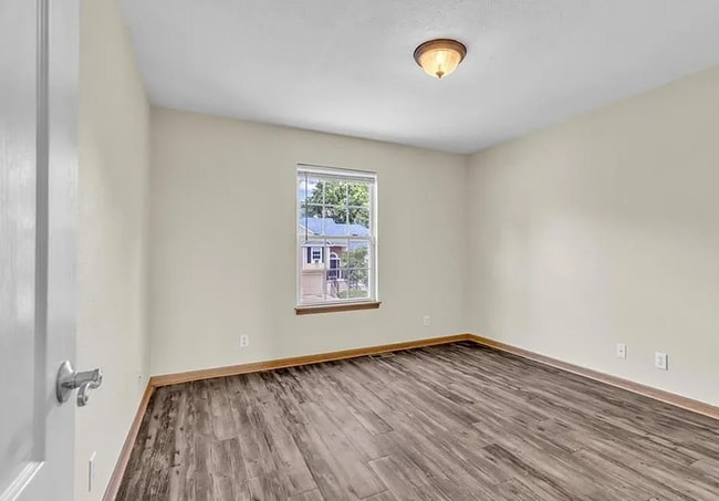 Building Photo - Town House