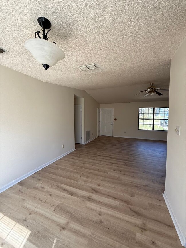Building Photo - **** $125 PRICE DROP NOW 1975!!!****    Be...