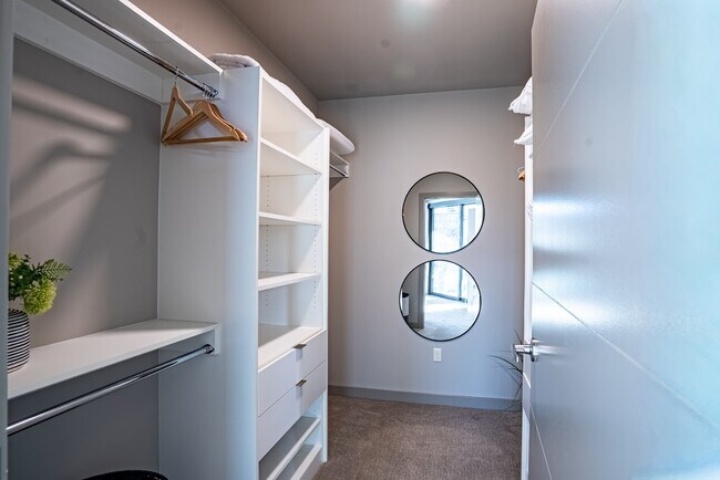 Building Photo - 727 E Front Ave