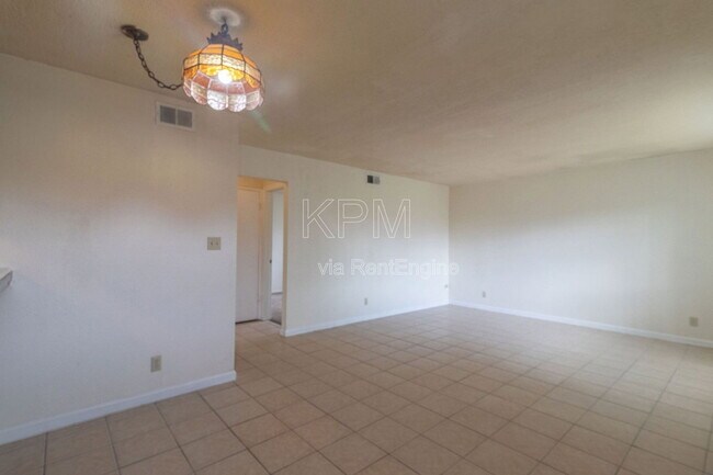 Building Photo - 1227 Pinetree Dr