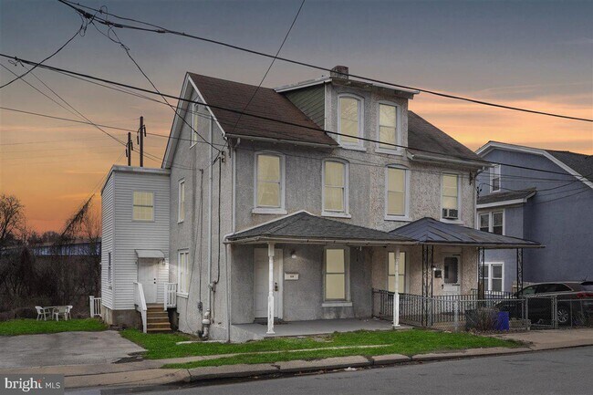 Building Photo - 528 E Elm St