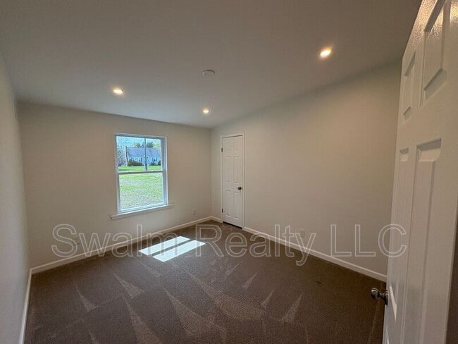 Building Photo - 1165 Bayview Rd