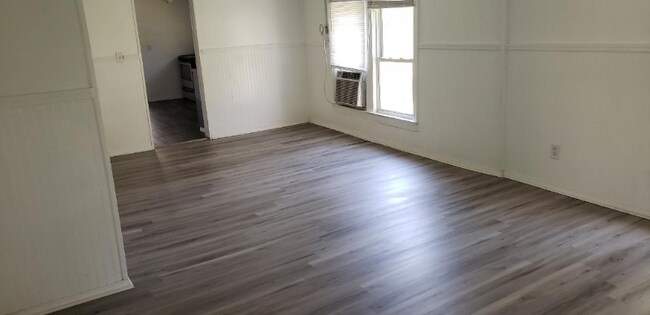 Building Photo - 502 Kanawha Ave S