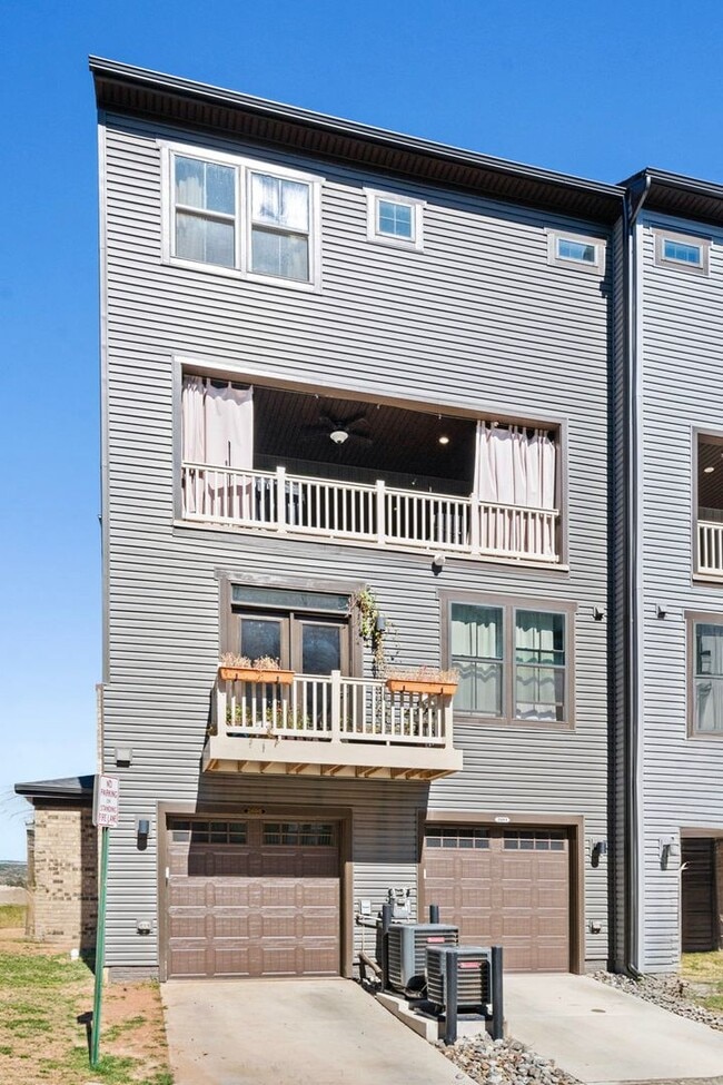 Building Photo - Luxurious 3 Bed 2.5 Bath Townhome In Beautiful Foster's Glen