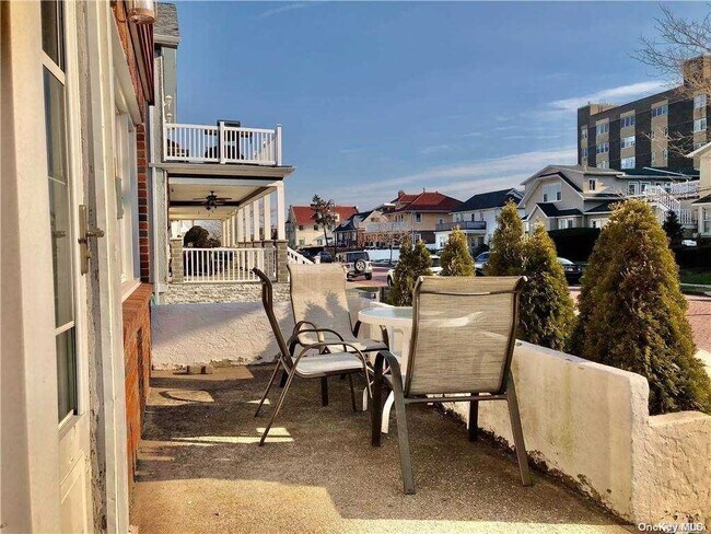 Building Photo - 637 W Penn St