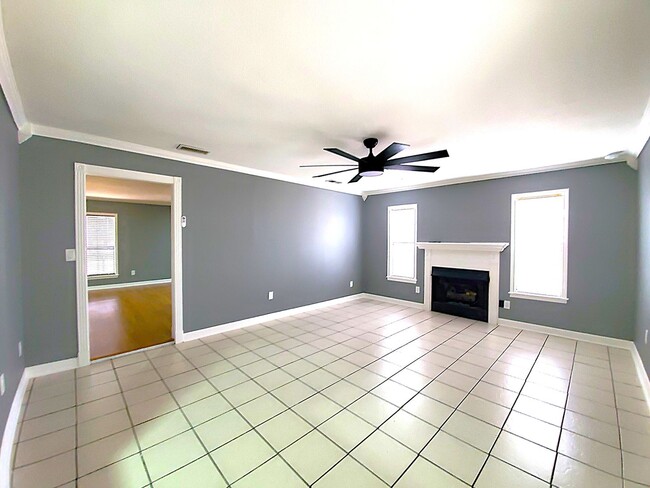 Building Photo - REMODELED and spacious 3 Bed / 2.5 Bath. w...