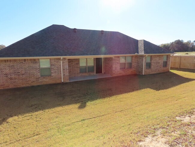 Building Photo - Stunning 4 Bedroom, 2 Bath Home in Lindale