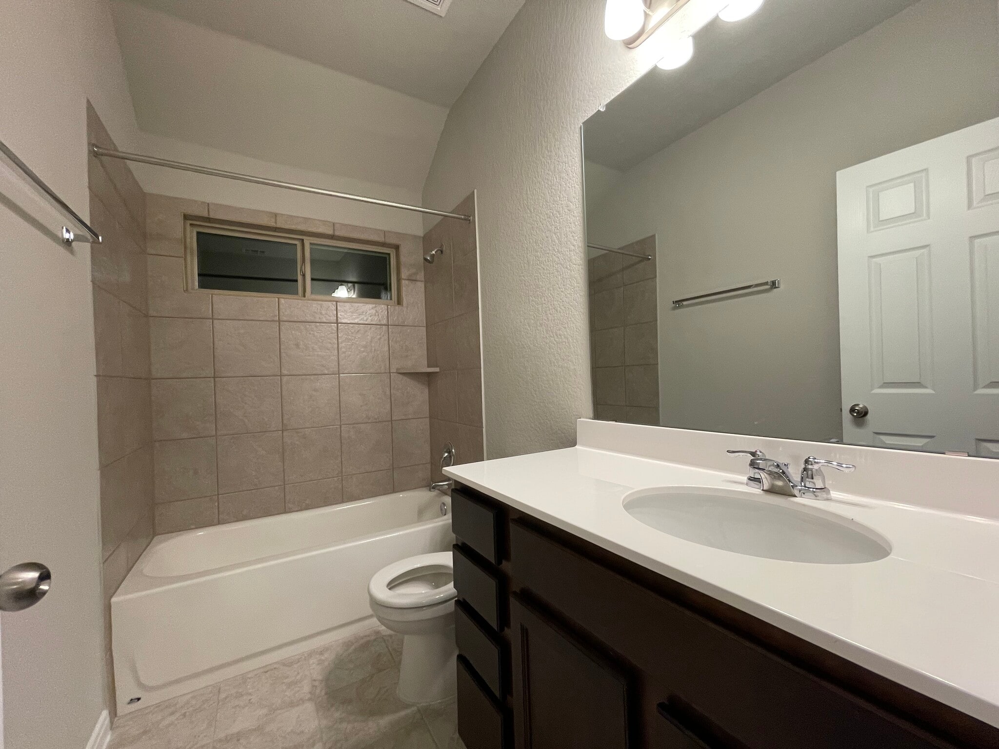 Building Photo - 300 La Joya Pass