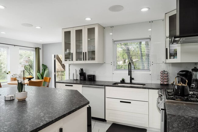 Building Photo - 4016 Eaton Dr