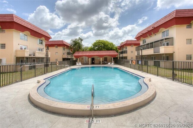 Building Photo - 10907 N Kendall Dr