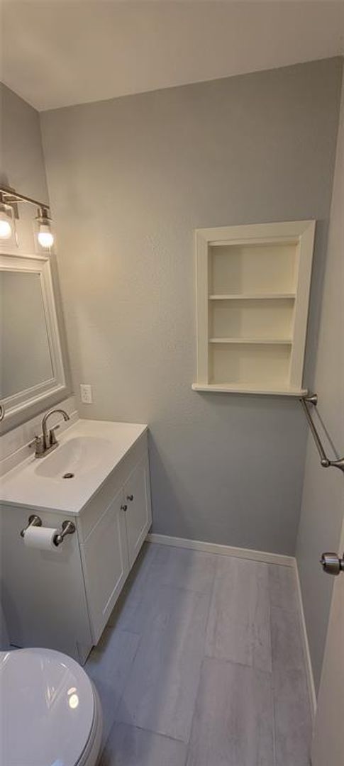Building Photo - Fully Remodeled unit