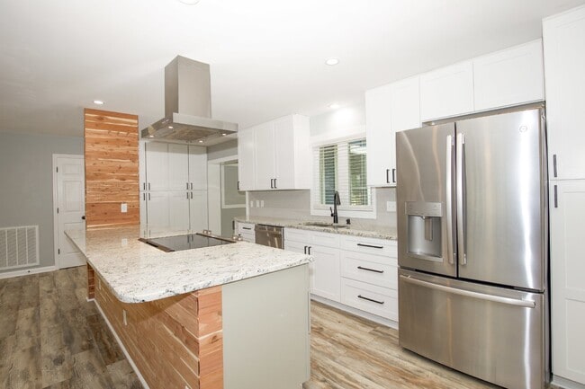 Building Photo - Gorgeous Fully Renovated 3 bedroom home in the Heart of Whispering Pines