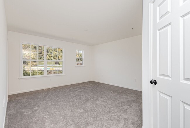 Building Photo - Move in by 12/1/24 for HALF OFF FIRST MONT...