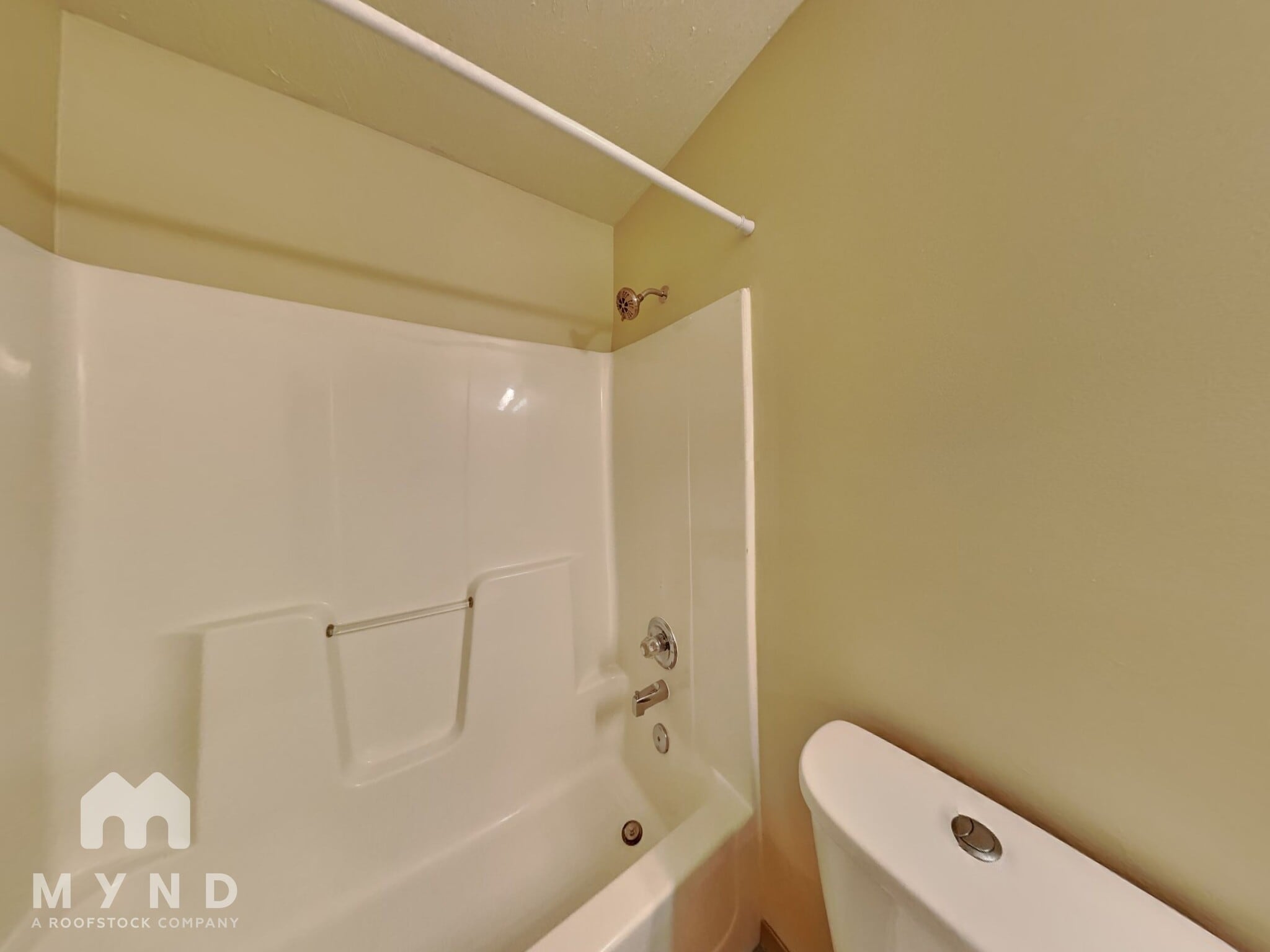 Building Photo - 701 N Pinewood Ave