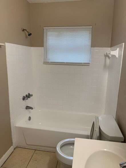 Building Photo - 10008 N Lantana Ave