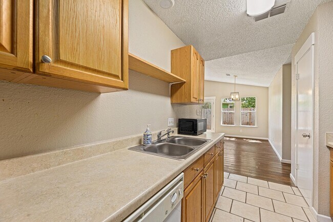 Building Photo - 906 Oleander Ln