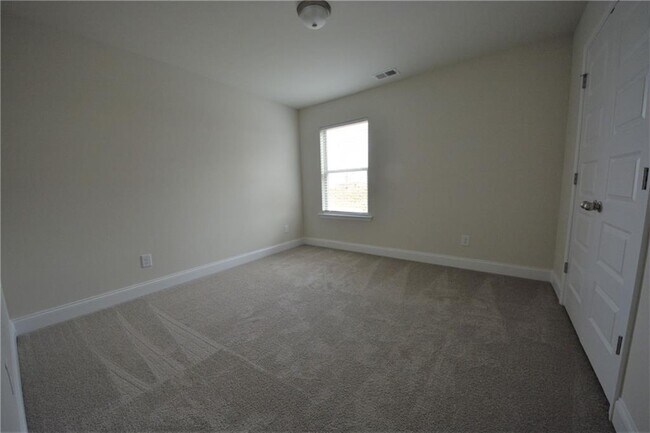 Building Photo - 68 Hellen Vly Dr