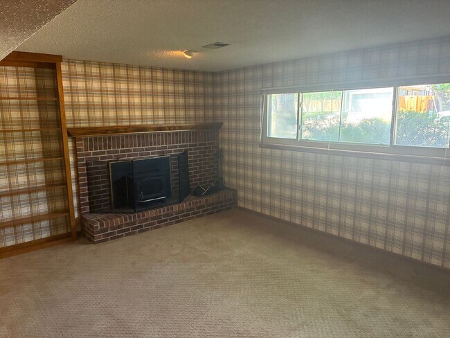 Building Photo - Beautiful 3-Bedroom, 3-Bath Home With Grea...