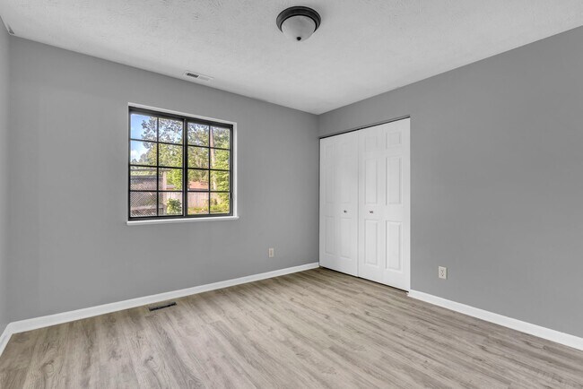Building Photo - 833 Delray Dr