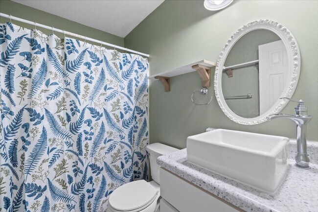 Building Photo - AVAILABLE 9/19!! 3bed/2bath with flex spac...