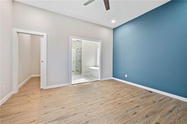 Building Photo - 962 Welch St SW