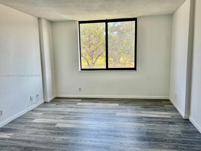 Building Photo - 901 Hillcrest Dr