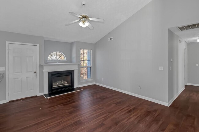 Building Photo - Spacious Home in Prime Location