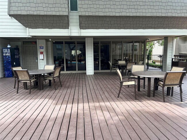 Building Photo - Great Oak Lawn Location!