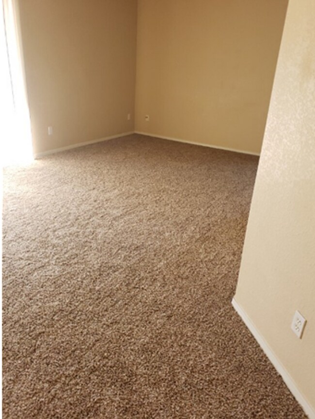 Building Photo - 2 Bedroom condo in desirable Powers Corridor area!