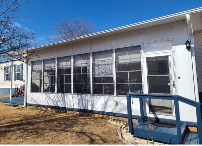 Building Photo - 3 Bedroom 2 Bath Home with large Sunroom i...