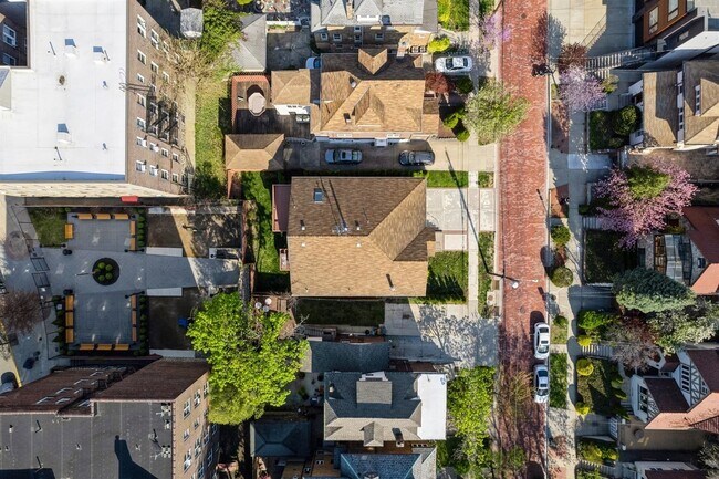 Building Photo - 13 75th St