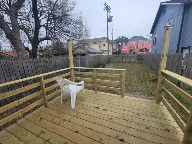 Building Photo - 723 Sealy Ave