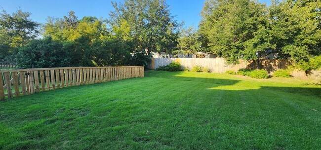 Building Photo - Welcome to Eagle Landing—where 3-bedroom bliss meets effortless style.