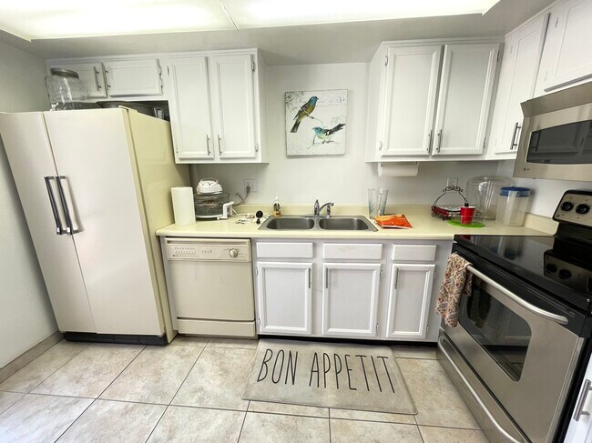 Clubhouse Kitchen - 7474 E Earll Dr