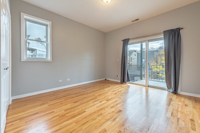 Building Photo - 633 E Bowen Ave