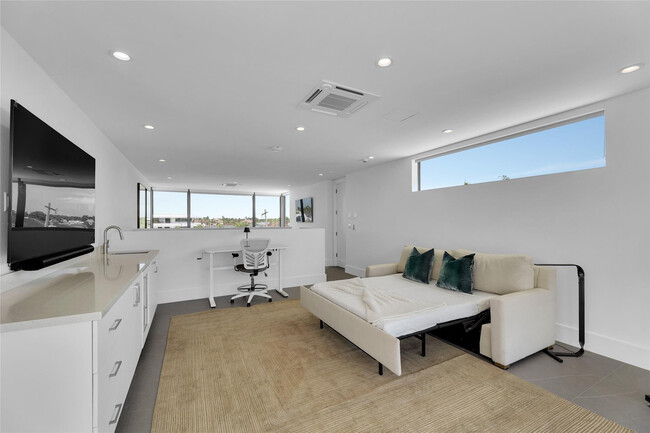 Building Photo - 1730 SE 13th St