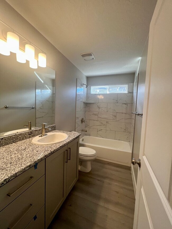 Building Photo - Beautiful newer 3 bedroom, 2.5 bathroom townhome! Amazing views!