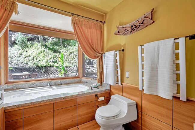 Building Photo - HOLIDAY SPECIAL***2 WEEKS FREE** 3 Bed/2 Bath Oasis in Royal Woods - Available Now