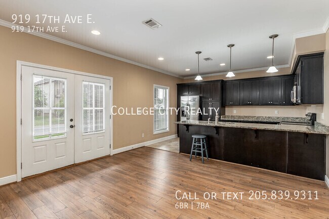Building Photo - 919 17th Ave E
